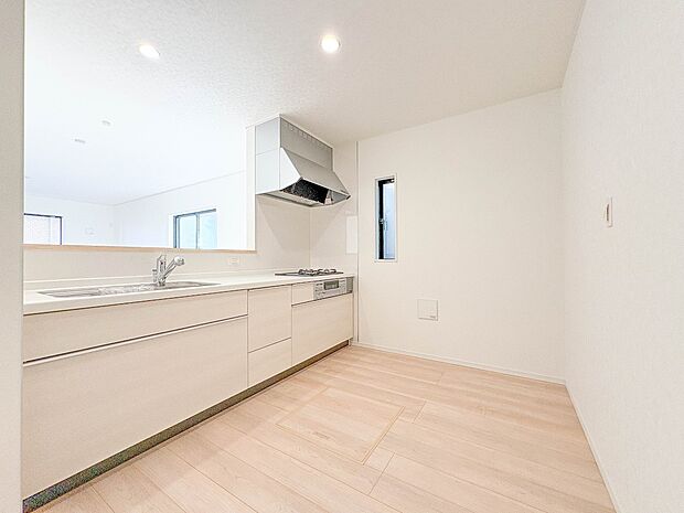 4号棟【キッチン】ナチュラルな自然光の中での調理。会話が弾む対面型キッチン。お洒落な食器類を余裕で収納できるスペース。動きやすい女性目線のキッチン動線。これからはお料理をつくる時間が劇的に変…