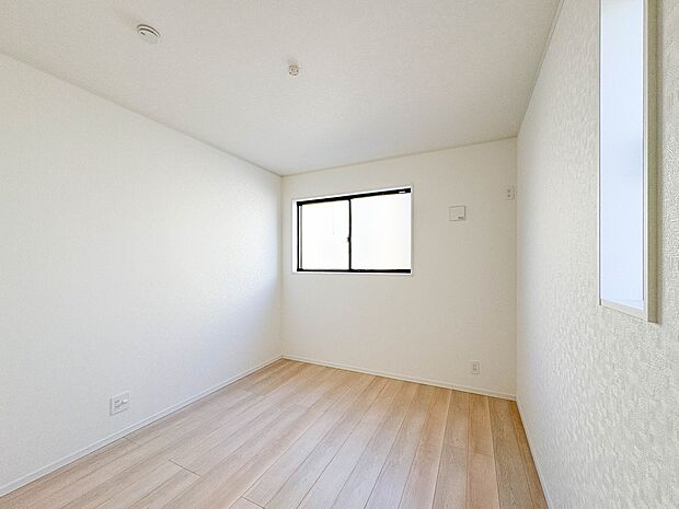 4号棟【子供部屋】お子様のお部屋にぴったりなクロークを備えたフローリング仕様の洋室です。