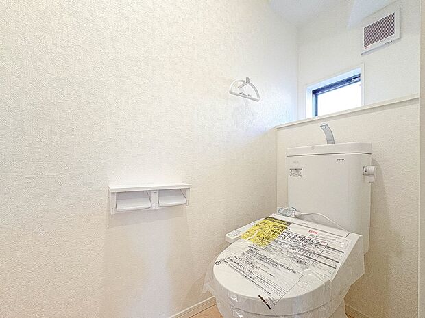 4号棟【トイレ】トイレ・ウォシュレット付。快適で衛生的な洗浄機能付温水シャワートイレです。