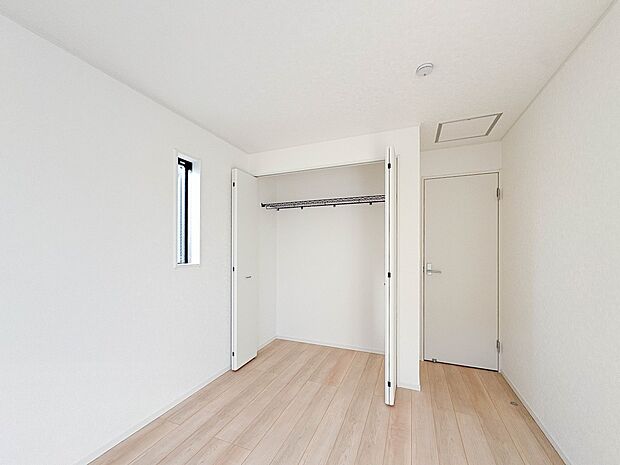 4号棟【収納】各所に配置された収納スペースは、洋服や小物はもちろんのこと、掃除機や日用予備品・お子様のおもちゃなど様々な物を収納して頂ける便利なスペースです。