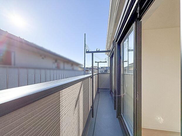 4号棟【バルコニー】澄み切った青空と、心地良い風を感じるワイドバルコニー。