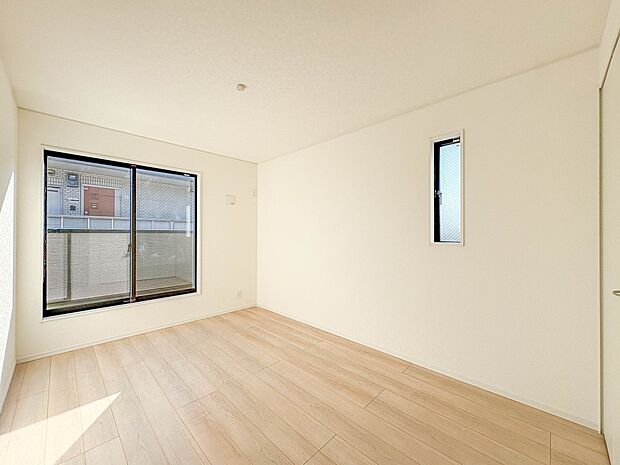 4号棟【洋室】柔らかな陽光とフローリングの色味が調和した快適な空間。