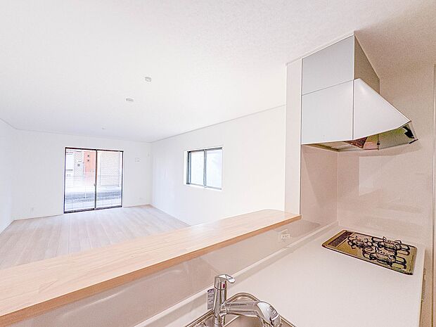 4号棟【LDK20帖+南西庭】ホームパーティーでもゲストと一緒に料理を楽しみながら楽しい時間を過ごせそう。