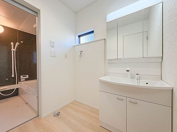 4号棟【脱衣所】脱衣所、洗面所は小さなプライベートスペース。歯磨き、洗顔と毎日施す個人空間。