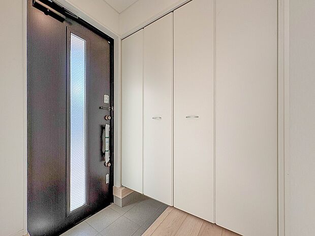 1号棟【玄関】大型のシューズボックスには靴やブーツ、サンダルはもちろん、ハンカチや手袋、バック類などのお出かけ用品、印鑑や朱肉なども収納可能です。