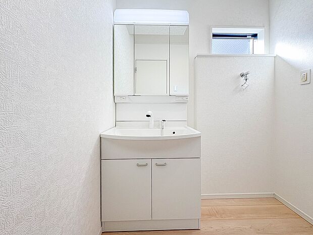 1号棟【洗面台】洗面所は小さなプライベートスペース。歯磨き、洗顔と毎日施す個人空間。