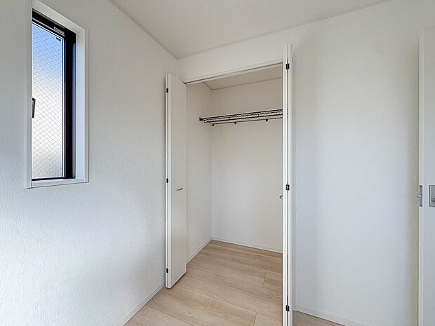 1号棟【収納】壁面クローゼットのメリットは、衣類が横一列に並ぶためひと目で洋服が選びやすいこと。衣類をたくさんお持ちの方も、限られたスペース内に無理なく収納することができます。
