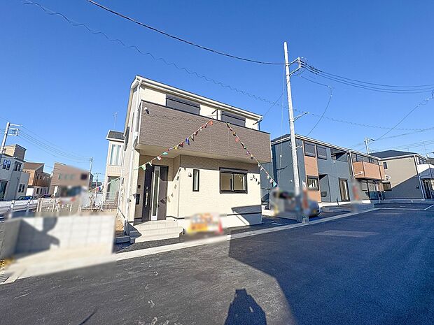 1号棟【前面道路】家の前をまっすぐの通りが走っている。クルマは少なく、人々は毎朝、ウォーキング、ジョギング、犬の散歩など、フリーな朝時間を過ごしている。