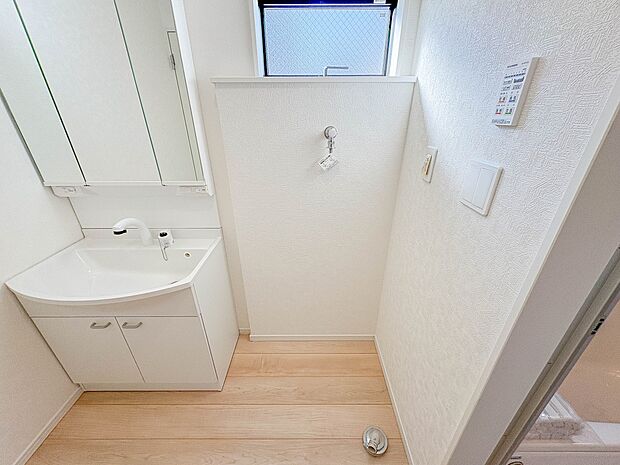 1号棟【ランドリースペース】毎日出る洗濯物を設置するクリーンなスペースです。