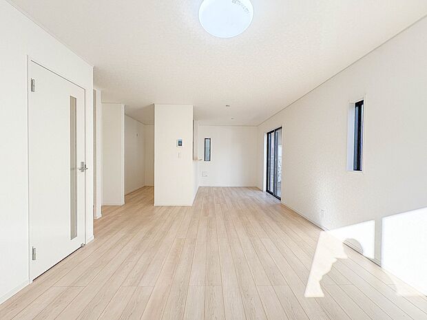 1号棟【LDK18.2帖 南南西向き】広々としたリビングダイニング。ゆったりとしたキッチン。生活動線をLDK に集中させ、ご家族が過ごしやすい空間設計にしました。