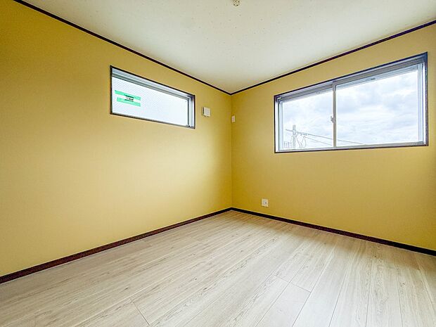 【洋室】お子様のお部屋にぴったりなクロークを備えたフローリング仕様の洋室です。