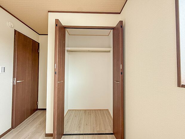 【ウォークインクローゼット】WICのメリットの1つ目は、1箇所にまとめて収納が出来ること。2つ目は、衣替えが必要ないこと。3つ目は、扉が少なくなり室内がスッキリ見えること。