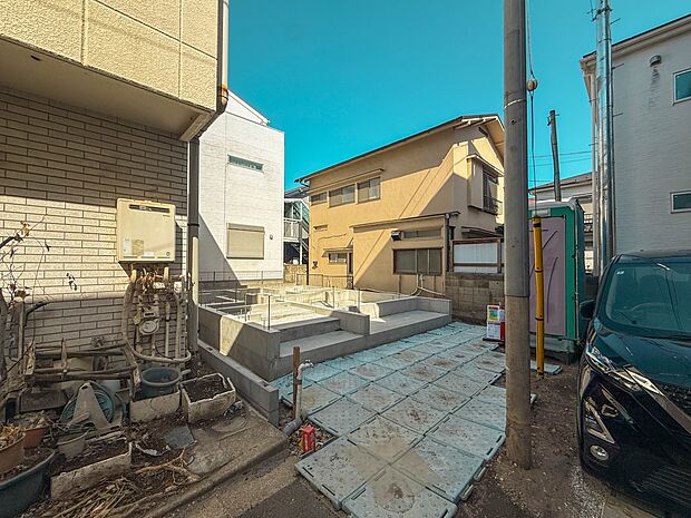 【前面道路】家の前をまっすぐの通りが走っている。クルマは少なく、人々は毎朝、ウォーキング、ジョギング、犬の散歩など、フリーな朝時間を過ごしている。