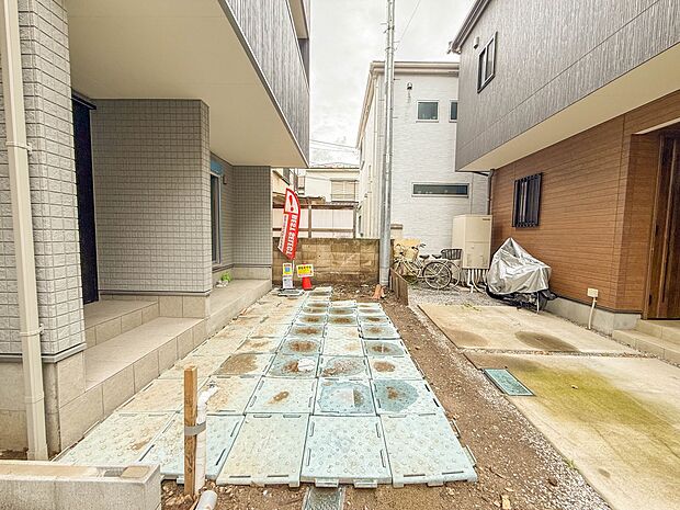 【駐車場】毎日の生活にマイカーが必須という方は、購入を検討する際、駐車場があることは大事な条件です。毎日の通勤や家族の送迎、買い物やお出かけなどクルマのある暮らしを満喫したい方は要チェック！…