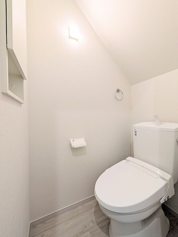 【トイレ】トイレ・ウォシュレット付。快適で衛生的な洗浄機能付温水シャワートイレです。収納や手すりもついてます。