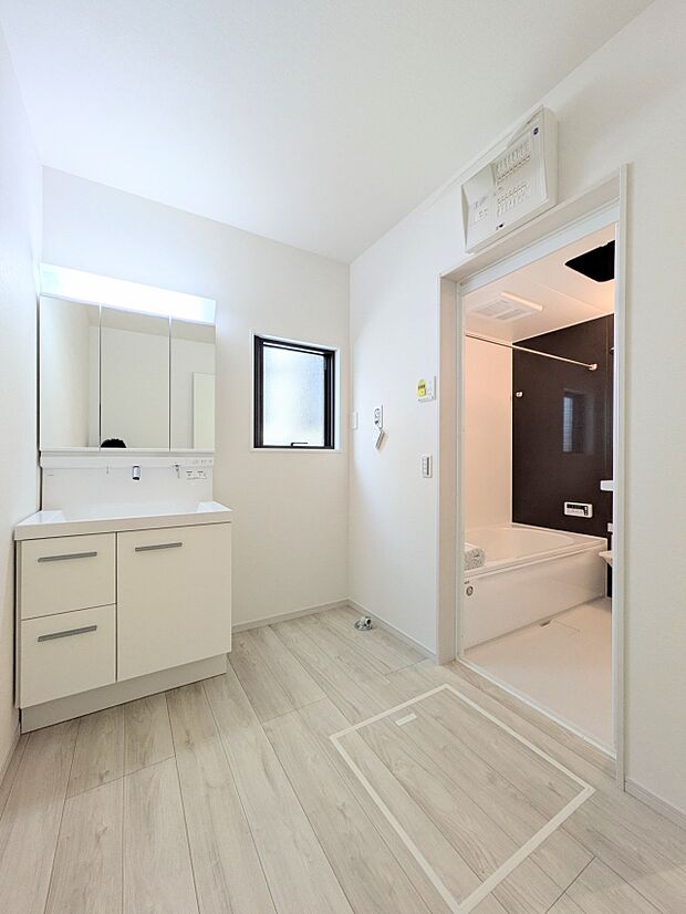 【洗面台】 十分な大きさの洗面台は、身だしなみチェックや歯磨きなど、朝の慌ただしい時間でもホテルライクなスペースで余裕とゆとりを感じて頂けます。