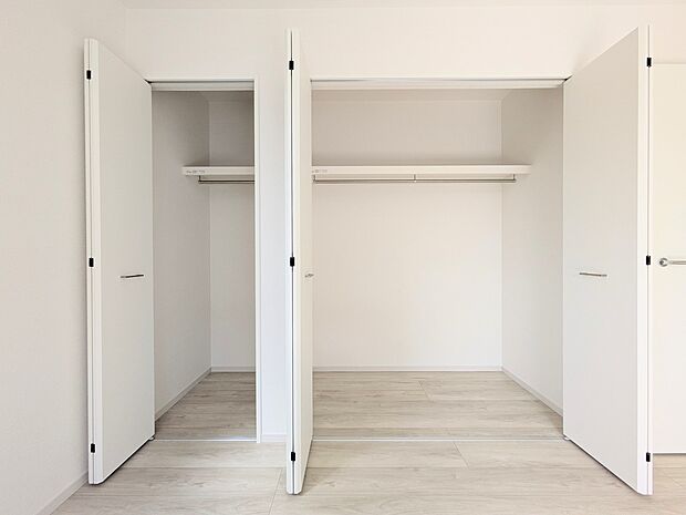 【CL(クローゼット)】壁面クローゼットのメリットは、衣類が横一列に並ぶためひと目で洋服が選びやすいこと。衣類をたくさんお持ちの方も、限られたスペース内に無理なく収納することができます。