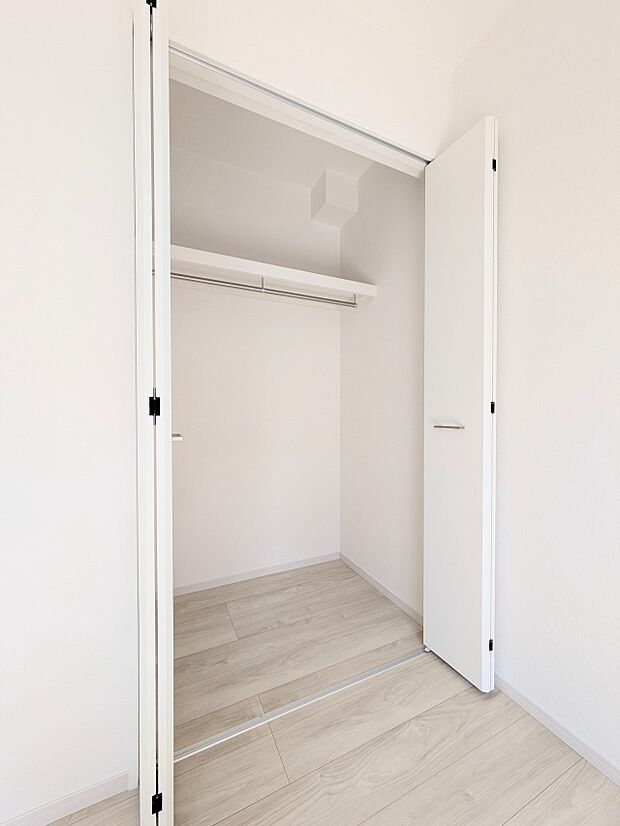 【CL(クローゼット)】壁面クローゼットのメリットは、衣類が横一列に並ぶためひと目で洋服が選びやすいこと。衣類をたくさんお持ちの方も、限られたスペース内に無理なく収納することができます。