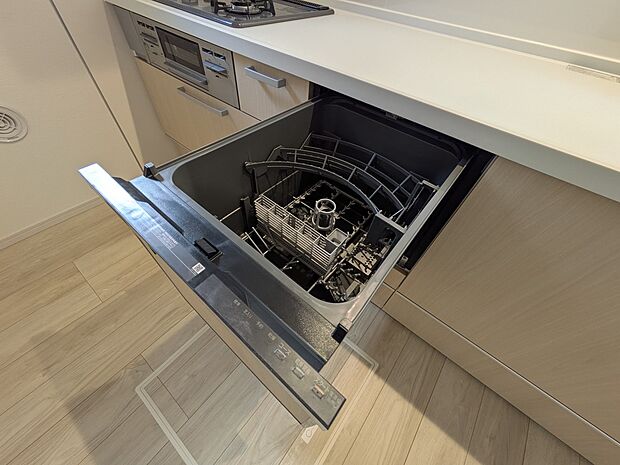 食器洗いのわずらわしさから開放してくれる嬉しい設備。後片付けの手間を減らし奥様の時間を有効活用できます。お湯と洗剤を使う機会が少なくなるため、手荒れ防止にも。