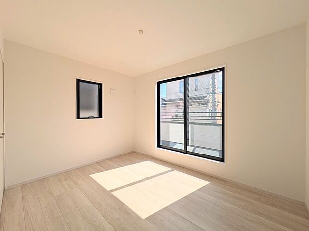 【リビング以外の居室】独立性を高めたお部屋。たっぷりの収納も配備しており、片付いた空間を現実出来そう。陽光も降り注ぐ明るく開放的な空間が魅力的。