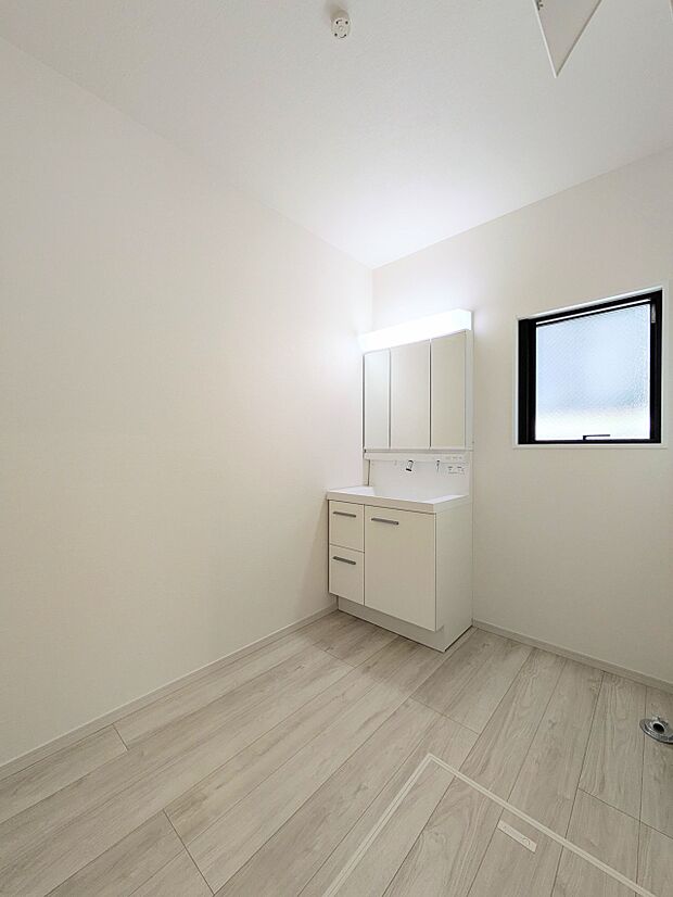 脱衣所、洗面所は小さなプライベートスペース。歯磨き、洗顔と毎日施す個人空間。換気も設置して、熱気などを開放して、爽やかなスペース。