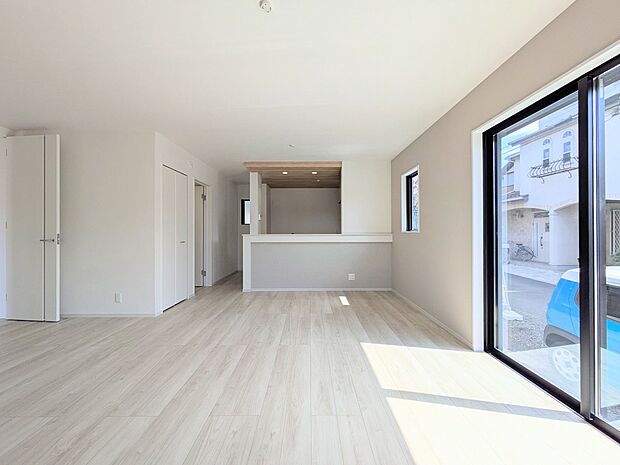 【ダイニングキッチン】ナチュラルな自然光の中での調理。お洒落な食器類を余裕で収納できるスペース。動きやすい女性目線のキッチン動線。これからはお料理をつくる時間が劇的に変わります。