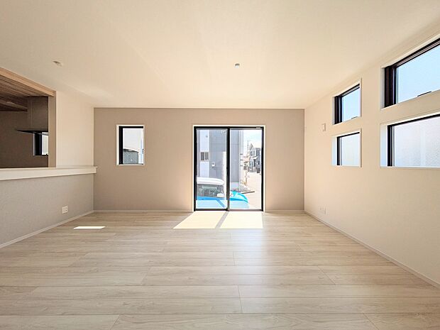 【ダイニング】忙しい朝でも家族揃って食事をしたいゆとりあるダイニングスペース。