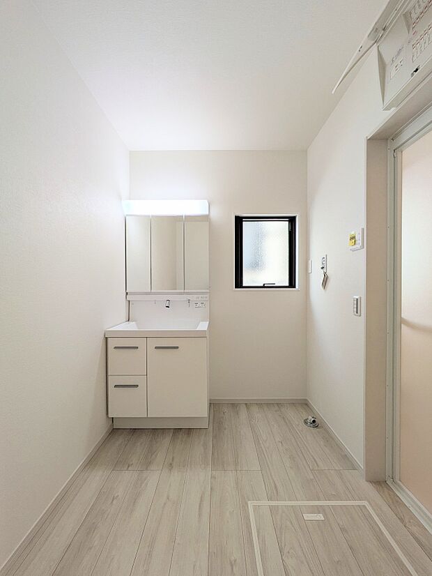 【Laundry space】毎日使う洗濯機。しっかりと奥行きのある置き場が確保されています。