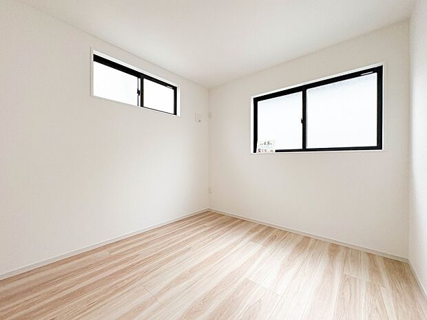 【洋室4.8帖】お子様のお部屋にぴったりなクロークを備えたフローリング仕様の洋室です。