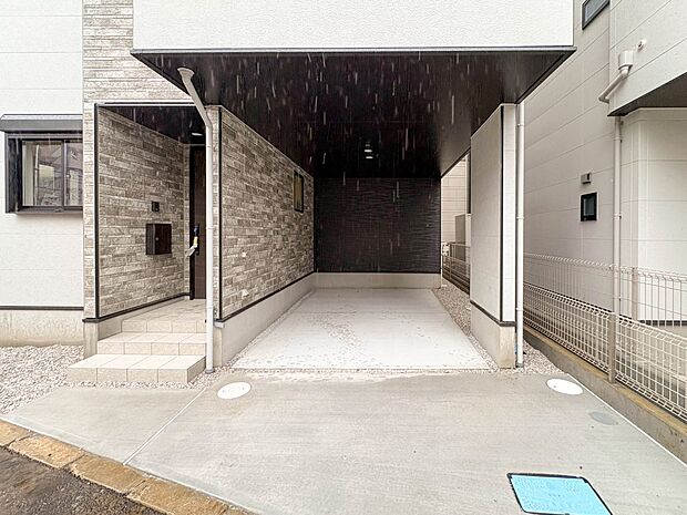【駐車場】ビルトインガレージなら「野ざらし、雨ざらし、吹きさらし」になりません。汚れやいたみは減り、車の掃除もラクになります。