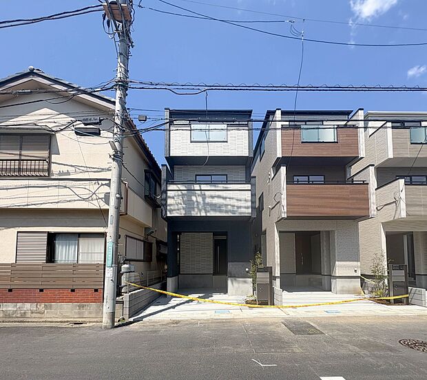 2号棟【外観】ここから始まる「日常」はご家族にとってかけがえのない時間となります。少しでも豊かに、快適に。そんな想いから本邸宅は生まれました。　