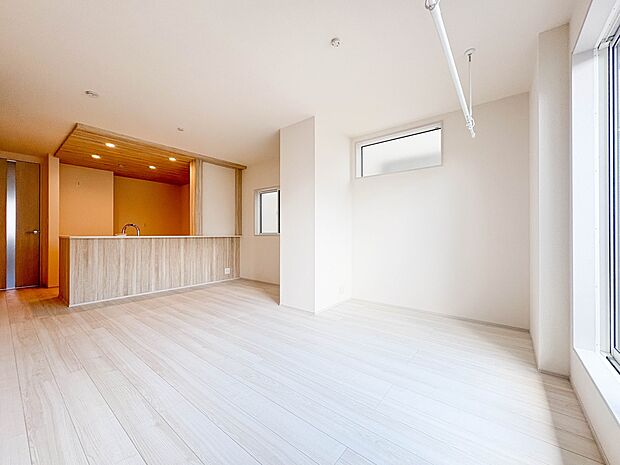2号棟【LDK16.25帖】シンプルなデザインの家は風情がある。住む人のこだわりを感じる。外観も内装もいたってシンプル。居心地がよく、家事や趣味、子育てなどにも集中できる。家も人間も熟成する…