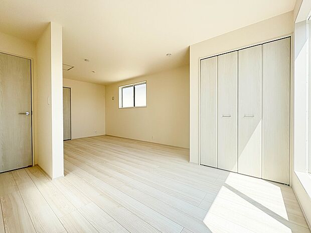 2号棟【居室10.5帖】独立性を高めたお部屋。たっぷりの収納も配備しており、片付いた空間を現実出来そう。陽光も降り注ぐ明るく開放的な空間が魅力的。