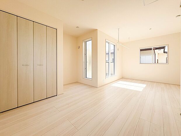 【居室10.5帖】シンプルな内装はおしゃれのポイントです。シンプルは華美より飽きがこないからです。色や模様でおしゃれ感をだす。それがシンプルイズビューティーです。