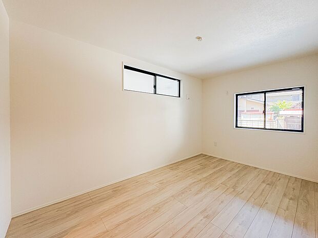 【子供部屋】お子様のお部屋にぴったりなクロークを備えたフローリング仕様の洋室です。