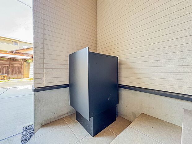 【宅配ボックス】ネットショッピングなどでお買い物したものの受け取りに手間が省けます。