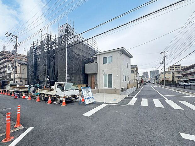 家の前をまっすぐの通りが走っている。クルマは少なく、人々は毎朝、ウォーキング、ジョギング、犬の散歩など、フリーな朝時間を過ごしている。