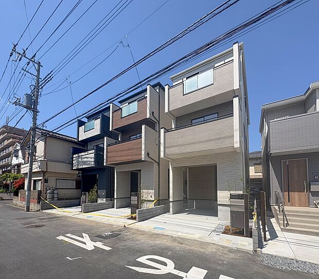 【前面道路】家の前をまっすぐの通りが走っている。クルマは少なく、人々は毎朝、ウォーキング、ジョギング、犬の散歩など、フリーな朝時間を過ごしている。