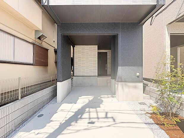 1号棟【駐車場】毎日の生活にマイカーが必須という方は、購入を検討する際、駐車場があることは大事な条件です。毎日の通勤や家族の送迎、買い物やお出かけなどクルマのある暮らしを満喫したい方は要チェ…