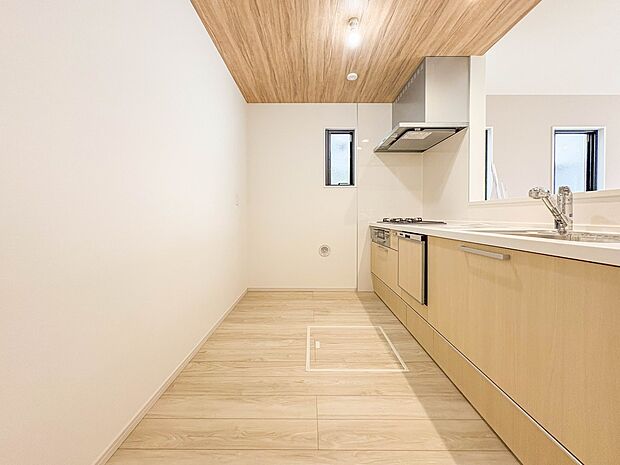 【キッチン】 三口コンロで料理の幅を拡げてくれる使いやすいシステムキッチンを採用。洗い場も大きいので野菜や食器を洗ったりする際にも捗り、奥様の強い味方となってくれるはずです。