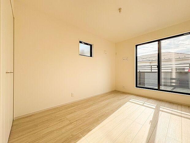 【寝室6.3帖】シンプルな内装はおしゃれのポイントです。シンプルは華美より飽きがこないからです。色や模様でおしゃれ感をだす。それがシンプルイズビューティーです。