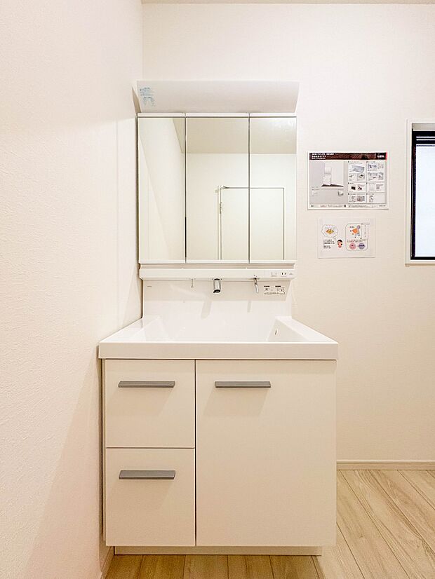 【洗面台】 十分な大きさの洗面台は、身だしなみチェックや歯磨きなど、朝の慌ただしい時間でもホテルライクなスペースで余裕とゆとりを感じて頂けます。