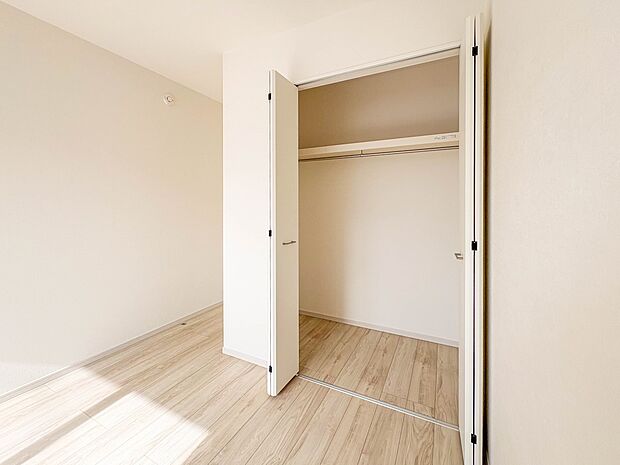 【収納】各部屋を最大限に広く使って頂ける様、全居住スペースに収納付。プライベートルームはゆったりと快適に。