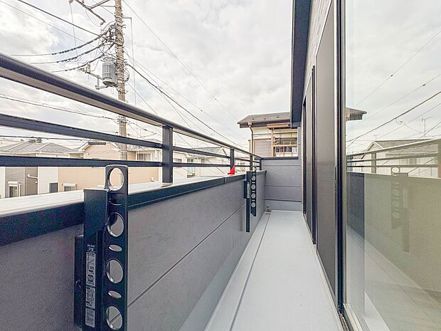 【バルコニー】 バルコニーから差し込む陽光・通風は、住環境・快適性と共に有り続ける貴重な「財産」です。