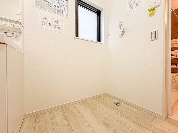 【ランドリースペース】毎日使う洗濯機。しっかりと奥行きのある置き場が確保されています。