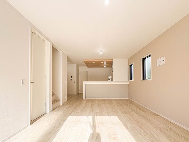 【LDK18帖】光が溢れ、風も溢れ、居心地のよい住空間、自然体で過ごせる住空間にリビングを。それは住むというシンプルなカタチをどこまでも追求してきた結果です。新築の厳かな居住性を身体全体で感…