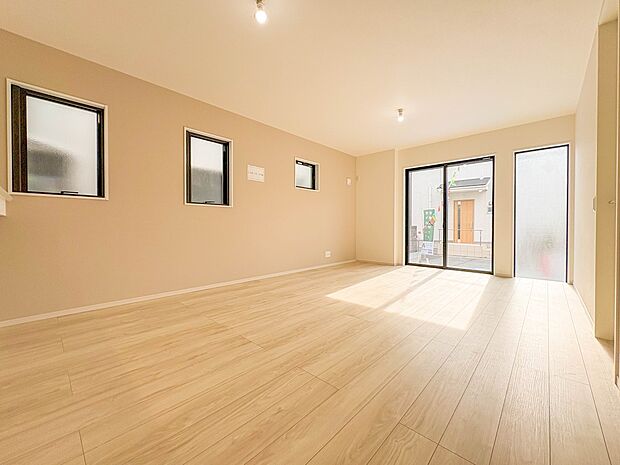 【LDK18帖】広々としたリビングダイニング。ゆったりとしたキッチン。生活動線をLDK に集中させ、ご家族が過ごしやすい空間設計にしました。