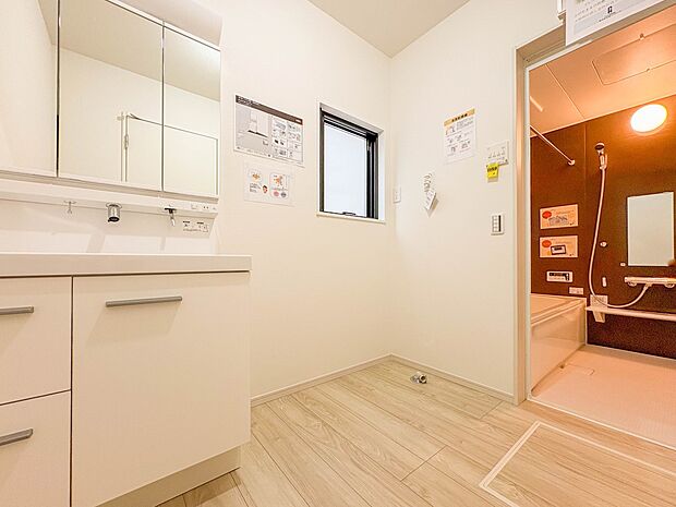 【脱衣所】洗面所は小さなプライベートスペース。歯磨き、洗顔と毎日施す個人空間。