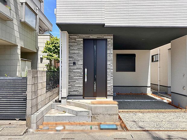 1号棟【玄関】家の顔となる玄関は、高いデザイン性が求められます。高級感と断熱性、防犯性に優れた玄関ドアを標準装備。ピッキング対策のセキュリティサムターン等、防犯に考慮しました。
