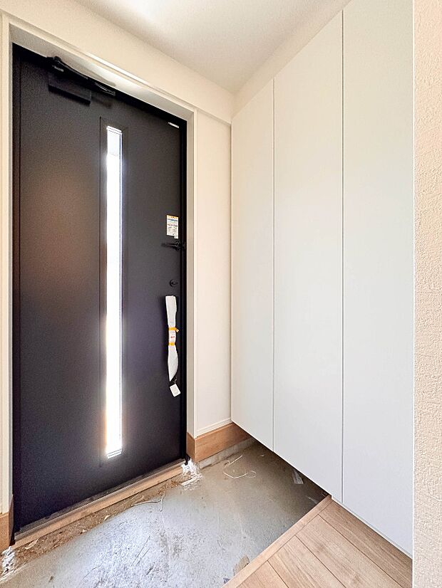 1号棟【玄関】玄関はおうちの顔と言われます。玄関アプローチは、外観デザインの印象を左右します。ご家族の個性を出しながら、素敵な玄関でお客様をお迎えしてください。